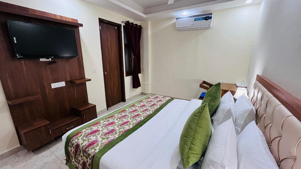 Deluxe Room bed and television